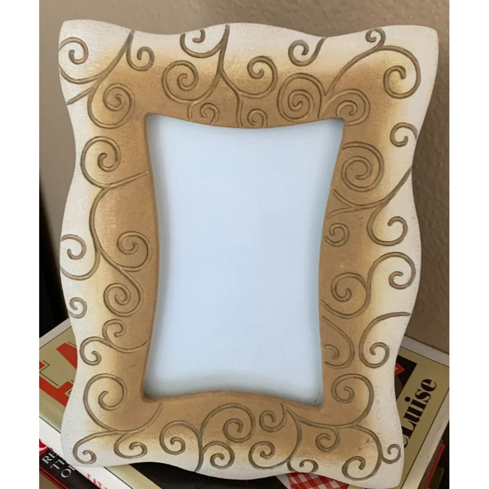 Cream Resin Frame with‎ Tan and Gold Swirls 4x6 Excellent Condition